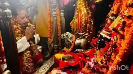 थावे: उपमुख्यमंत्री विजय कुमार सिन्हा ने थावे मंदिर में पूजा कर थावे बाज़ार के व्यवसायियों से की मुलाकात