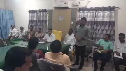రాయదుర్గం: పట్టణంలో ఈనెల 21 న పెద్ద ఎత్తున యోగాంధ్ర కార్యక్రమాన్ని నిర్వహించేందుకు వివిధ శాఖల అధికారులతో ఎమ్మెల్యే ఫసన్నాహక సమావేశం
