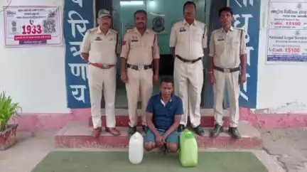 घरघोड़ा: घरघोड़ा पुलिस ने 30 लीटर कच्ची महुआ शराब के साथ एक आरोपी को किया गिरफ्तार