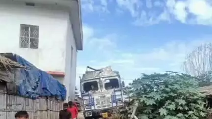 सुप्पी: बिशनपुर में अनियंत्रित ट्रक घर में घुसा, एक महिला समेत दो लोग घायल