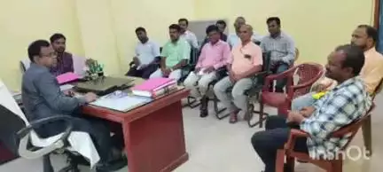 नाला: नाला अंचल कार्यालय में सहायक निर्वाचक निबंधन पदाधिकारी मोहम्मद क्यूम अंसारी ने सुपरवाइजरों के साथ की बैठक