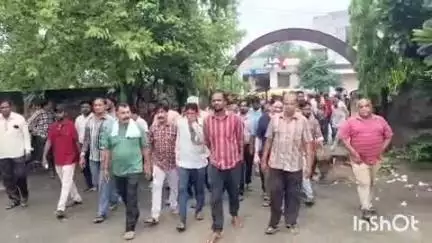 गढ़ी: गढ़ी में उपजिला स्वास्थ्य केंद्र को परतापुर में बनाए जाने को लेकर नगरवासियों ने गढ़ी तहसीलदार को सौंपा ज्ञापन