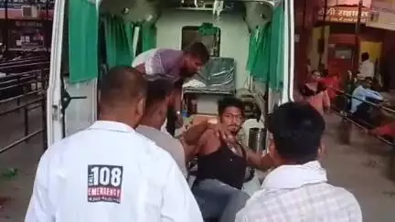 सीतापुर: तंबौर इलाके में खेत में काम करते समय बिजली के तारों की चपेट में आकर एक युवक बुरी तरह झुलसा