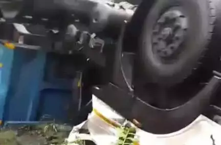 महेशपुर: पोखरिया-पचाईबेड़ा गांव के पास कोयला लदा हाईवा पुल से खाई में गिरा, चालक गंभीर रूप से घायल