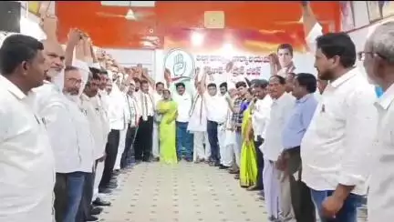 కర్నూలు: కర్నూలు జిల్లాలో కాంగ్రెస్ పార్టీ బలోపేతానికి కర్నూలు జిల్లా కాంగ్రెస్ నాయకులు ఏకగ్రీవ తీర్మానం చేశారు.
