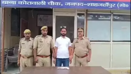 शाहजहांपुर: पुलिस ने जान से मारने की नीयत से फायरिंग करने वाले अभियुक्त को गर्रा पुल से तमंचा और कारतूस के साथ गिरफ्तार कर भेजा जेल
