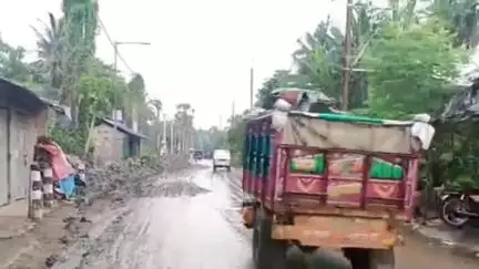 ময়না: ময়না-তমলুক রাজ্য সড়কে খালসংস্কারে রাস্তা জুড়ে মরণফাঁদ,বৃষ্টির ফলে ঘটছে একাধিক পথ দুর্ঘটনা, ক্ষোভ বাড়ছে এলাকাবাসীদের