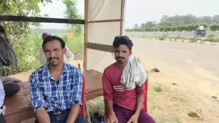 भरथना: महेवा विद्युत केन्द्र के JE पर ग्रामीणों ने लगाया अवैध वसूली का आरोप, रुपए नहीं देने पर FIR दर्ज कराई और कटिया काटी