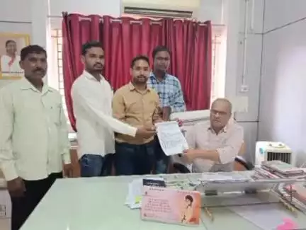 बलरामपुर: तृतीय वर्ग शासकीय कर्मचारी संघ ने 13 सूत्रीय मांगों को लेकर बलरामपुर में मुख्यमंत्री के नाम अपर कलेक्टर को सौंपा ज्ञापन