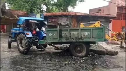 मथुरा: शहर मथुरा में बारिश के बाद नालों में आई गंदगी की सफाई के लिए नगर निगम ने चलाया अभियान