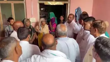अमरोहा: गांव अतरासी की फैक्ट्री में ब्लास्ट के पीड़ित परिवारों से राहुल गांधी के निर्देश पर कांग्रेस नेता मिले