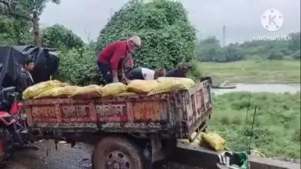 আরামবাগ: দ্বারকেশ্বর নদে জল বাড়ার আশঙ্কা,আপদকালীন সময়ের জন্য আরামবাগে বাঁধে রাখা হচ্ছে বালি ভর্তি বস্তা