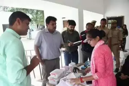 बांसी: जिगना बुजुर्ग केंद्र पर डीएम ने वीएचएनडी दिवस का किया निरीक्षण, अग्रिम आदेश तक एएनएम का वेतन रोकने का निर्देश