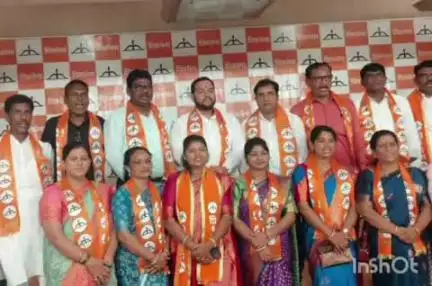 चंद्रपूर: भद्रावतीच्या माजी उपाध्यक्ष सह अकरा माजी नगरसेवकांचा शिंदे शिवसेना गटात प्रवेश