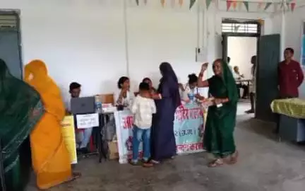 बलरामपुर: धरती आबा अभियान से बलरामपुर जिले के जनजातीय क्षेत्रों में शासन की योजनाएं पहुंच रही हैं: कलेक्टर राजेंद्र