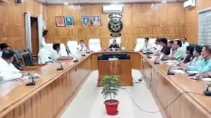 बहराइच: कलेक्ट्रेट सभागार में बाढ़ से पूर्व तैयारियों को लेकर जिलाधिकारी मोनिका रानी ने की समीक्षा बैठक, दिए आवश्यक दिशा निर्देश