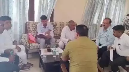 शाहजहांपुर: शाहजहांपुर पहुंचे अनुसूचित जाति/अनुसूचित जनजाति आयोग के सदस्य रमेश चंद्र ने अधिकारियों के साथ की बैठक