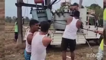 सिरदला: समाज सेवी के प्रयास से अहियापुर गाँव में ट्रांसफार्मर लगने से ग्रामीणों में खुशी