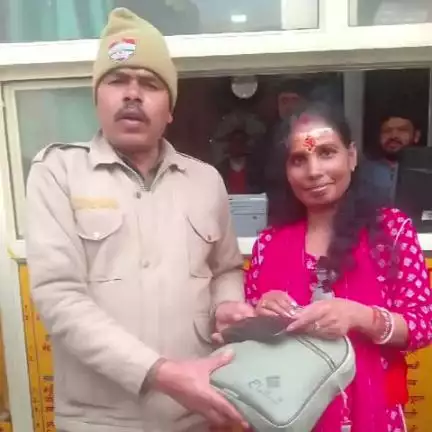 जोशीमठ: बदरीनाथ धाम में होमगार्ड के जवान ने नगदी से भरा पर्स ढूंढकर महिला तीर्थयात्री को लौटाया, यात्री ने जताया आभार