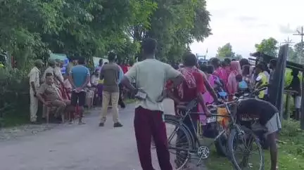 রাজগঞ্জ: শ্রমিকদের সাথে নিয়ে বামনডাঙ্গা  চাবাগানের মডেল ভিলেজে  একটি সচেতনতা শিবিরের আয়োজন করল খুনিয়া রেঞ্জের বনকর্মিরা