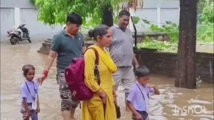 गढ़वा: गढ़वा जिले में मूसलाधार बारिश से जनजीवन अस्त-व्यस्त, घरों में घुसा पानी, स्कूल जाने में हुई परेशानी