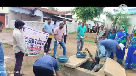 जिला पंचायत सीईओ ने धनगांव में स्वयं सफाई की, जनपद पंचायत खैरागढ़ के 114 ग्राम पंचायतों में चला स्वच्छता अभियान