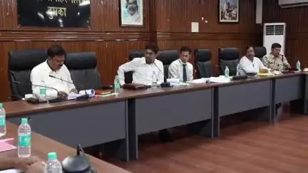 दुमका: समाहरणालय सभागार में डीसी अभिजीत सिन्हा की अध्यक्षता में सड़क सुरक्षा समिति की बैठक आयोजित
