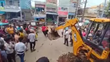 अमरपुर: अमरपुर में नाले में गिरा भारी-भरकम सांड, दो घंटे की मशक्कत के बाद सफल रेस्क्यू!