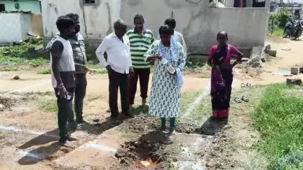 హత్నూర: కాసాల గ్రామంలో ఇందిరమ్మ ఇళ్ల నిర్మాణానికి భూమి పూజ చేసిన పంచాయతీ సెక్రెటరీ స్వప్న