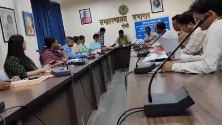 कांके: समाहरणालय में उपायुक्त की अध्यक्षता में रांची जिले में चल रही योजनाओं की प्रगति की समीक्षा बैठक
