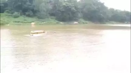 जगदलपुर: महादेव घाट में बाढ़ बचाव एवं आपदा मोचन बल के जवानों ने किया मॉक ड्रिल का आयोजन, आपात स्थिति में बचाव के सिखाए गए गुर