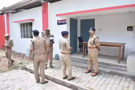 उरई: उरई पुलिस लाइन पहुंचे पुलिस उपमहानिरीक्षक झांसी के केशव कुमार चौधरी ने आरक्षियों के लिए प्रशिक्षण सेंटर का लिया जायजा