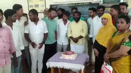 காஞ்சிபுரம்: சதாவரத்திலுள்ள செவித்திறன் குறைப்பாடு உடையவர்களுக்கான அரசுஉயர்நிலைப்பள்ளியில் பயிலும் மாணவர்களுடன் கேக் வெட்டி,அறுசுவை அசைவஉணவு வழங்கி தவெக கொண்டாட்டம