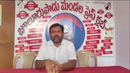 జూలూరుపాడు: అర్హులైన నిరుపేదలకు జూలూరుపాడులో ఇందిరమ్మ ఇల్లు రాజీవ్ యువ వికాస్ మంజూరు చేయాలి టిఆర్ఎస్ పార్టీ నాయకులు గిరిబాబు