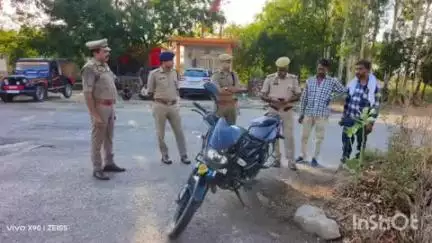 बिधूना: बेला थाना पुलिस ने तिर्वा बॉर्डर पर चलाए वाहन चेकिंग अभियान, 20 वाहनों के काटे चालान