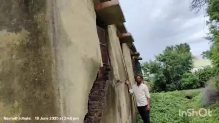 फुलंब्री: कुदळे वस्तीवरील जिल्हा परिषद शाळेच्या भिंतीला तडे , धोकादायक पद्धतीने व्हरंड्यात विद्यार्थ्यांचे ज्ञानर्जन #jansamasya