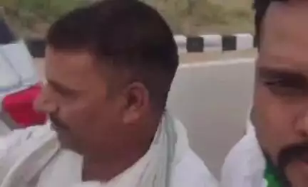 शाहपुर: पटना से चौसा जाते समय शाहपुर में राजद कार्यकर्ताओं ने पूर्व डिप्टी सीएम तेजस्वी प्रसाद यादव का स्वागत किया