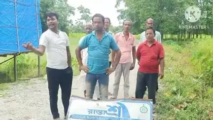 শীতলকুচি: পশ্চিম শীতলকুচি এলাকায়  রাস্তার কাজ শুরু হলেও দীর্ঘদিন থেকে বন্ধ রয়েছে কাজ,দ্রুত কাজ শুরুর দাবি এলাকাবাসীর