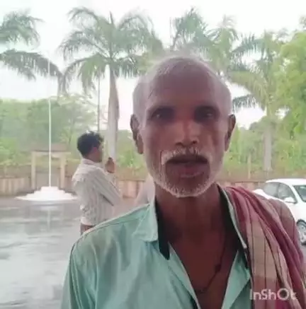 अनूपपुर: कल्याणपुर के ग्रामीण ने कलेक्ट्रेट कार्यालय पहुंचकर शिकायत दर्ज कराई