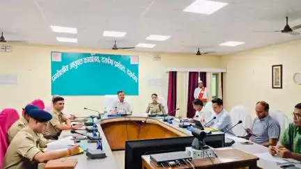 दरभंगा: दरभंगा के लहेरियासराय में आयुक्त ने तीन जिलों के जिलाधिकारी व पुलिस अधिकारियों के साथ की बैठक