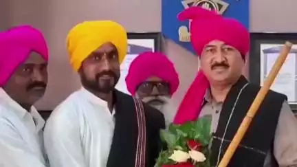 नगर: जिल्हा पोलीस अधीक्षक कार्यालय येथे मेंढपाळ यांनी केला पोलीस अधिकाऱ्यांचा सत्कार