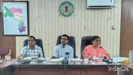 एमसीबी कलेक्ट्रेट सभाकक्ष में प्रभारी कलेक्टर ने विकास कार्यों को गति देने की दी हिदायत
