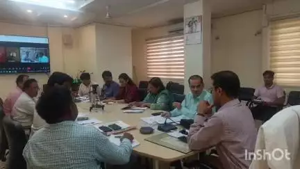 अशोक नगर: कलेक्ट्रेट कार्यालय में जिला स्तरीय दिव्यांग प्रबंधन समिति की बैठक आयोजित