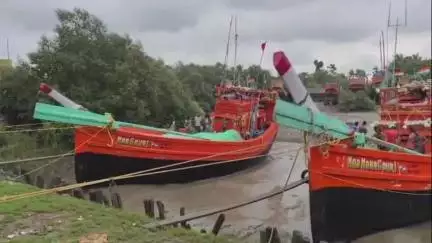 কাকদ্বীপ: মরশুমের প্রথমে প্রায় ৩০০ টন ইলিশ মাছ ধরা পরল জালে প্রায় চার বছরে রেকর্ড ছাড়িয়ে গেল এ বছর