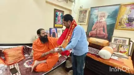 कर्वी: इंटरनेशनल प्रेस कम्युनिटी के प्रोग्राम एंड प्लानिंग कमेटी के राष्ट्रीय अध्यक्ष ने कामतानाथ पीठ के महंत से की मुलाकात