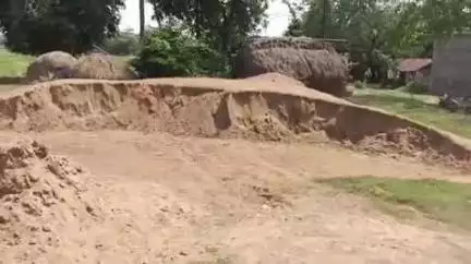 महेशपुर: महेशपुर-कांसादिघी गांव में बंगाल सीमा पर बालू का अवैध भंडारण, सीओ ने जांच कर कार्रवाई की बात कही