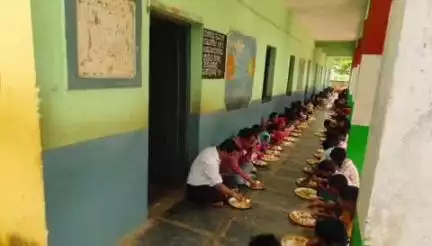 ಶಿರಹಟ್ಟಿ: ಛಬ್ಬಿ ಗ್ರಾಮದ ಸರ್ಕಾರಿ ಶಾಲೆ ತಾ.ಪಂ.ಕಾ.ನಿ.ಅಧಿಕಾರಿ ಭೇಟಿ, ಬಿಸಿಯೂಟ ಆಹಾರದ ಗುಣಮಟ್ಟ ಪರಿಶೀಲನೆ