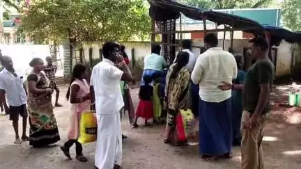 உத்தமபாளையம்: நீர்வரத்து சீரானதைத் தொடர்ந்து சுருளி அருகில் சுற்றுலா பயணிகள் குளிக்க வனத்துறை அனுமதி
