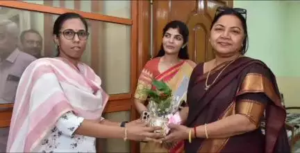 గుంటూరు: నగరానికి విచ్చేసిన జాతీయ మహిళా కమిషన్ సభ్యురాలు డా.అర్చన మంజుదార్ కి స్వాగతం పలికిన రాష్ట్ర మహిళా కమిషన్ చైర్ పర్సన్