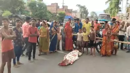 सिंघेश्वर: मल्लिक टोला में अज्ञात वाहन की टक्कर से वृद्ध महिला की मौत, एक घंटे तक लगा रहा जाम